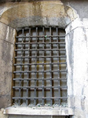 Grille d'une fenêtre de l'église Saint-André