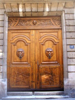 Porte cochère rue Jean-Jacques Rousseau