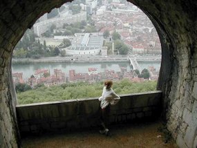 dans les fortifications