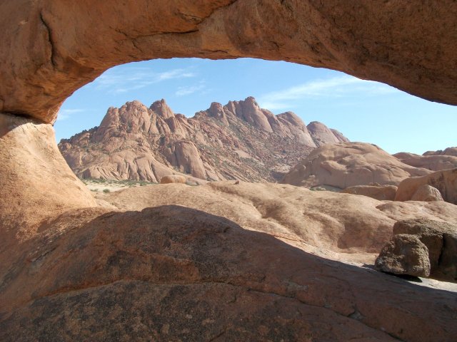 arche_spitzkoppe_03.jpg - Sous l'Arche de granite dans le Massif du Spitzkoppe (Namibie)