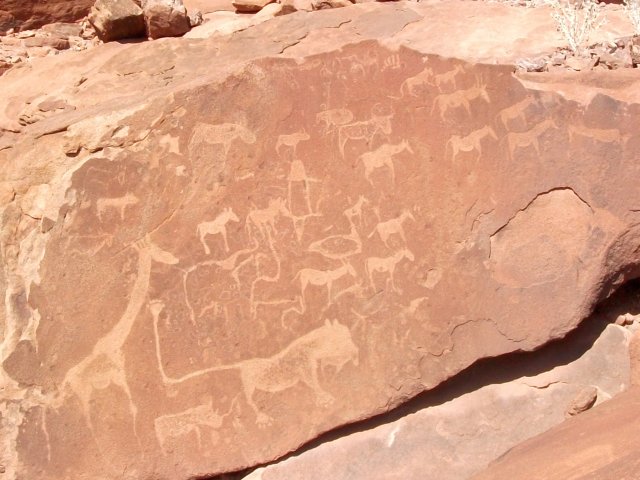 twyvelfontein.jpg - Un des rochers gravés à Twyvelfontein (Namibie)