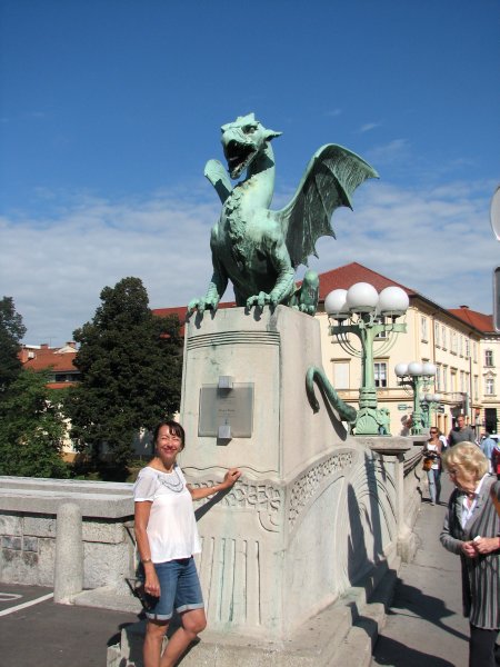 Ljubljana_01.jpg - Françoise et sa statue à Ljubljana (Slovénie)