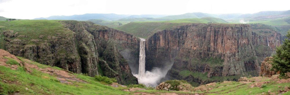 La cascade pendant la crue de la rivière