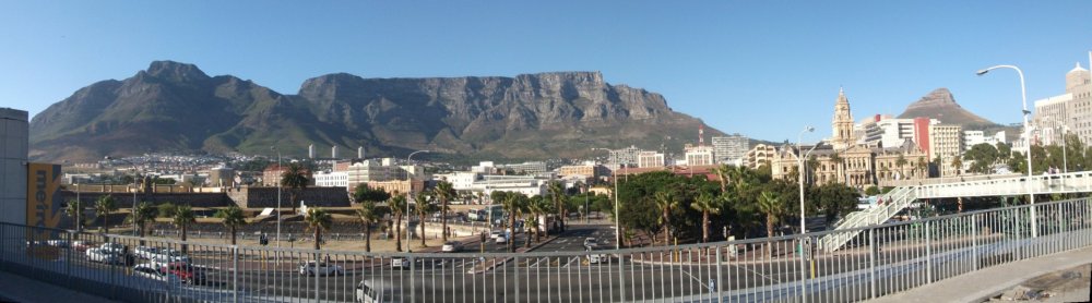 Panorama de Cape Town et Table Mountain avec la Tête de Lion sur la droite