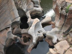 Les "marmites de géant" au fond de la rivière