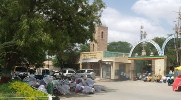 Heure de prière devant une église orthodoxe éthiopienne à Dire Dawa.