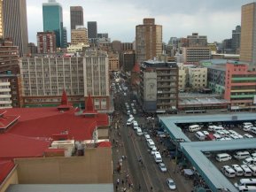 Le centre de Johannesburg : Wanderers Street et la station de minibus près de Park Station.