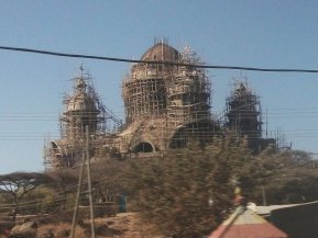 On construit toujours des églises (près de Adama)