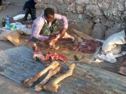 Boucherie de rue (Dawale). Ici c'est de la viande de dromadaire.