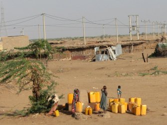 Attente pour l'eau à la fontaine