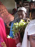 On arrange les bouquets de qat une dernière fois dans le train