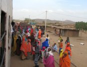 Arrêt dans un village un peu avant la nuit.