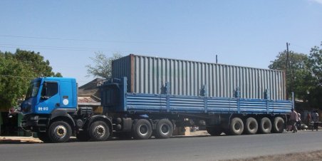 Camion Renault à 4 essieux, urilisé comme tracteur de remorque. L'équipage complet comporte 28 roues.