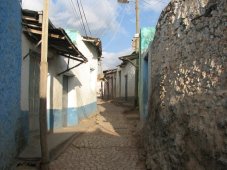 Les ruelles de la Vieille Ville sont trop étroites pour la circulation des véhicules.