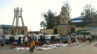 En cette période de Carême on vend beaucoup d'accessoires religieux devant l'église Medhadelem.