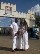 Jeunes mariés devant la Porte Ouest (Harar Gate, Duke's Gate)