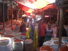 Dans un passage du Marché aux Épices à l'intérieur des murailles de Jugal.