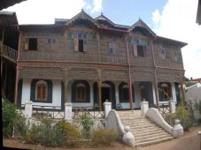 Cet ancien palais abrite le Musée Rimbaud.