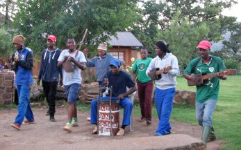 Orchestre local : remarquez la facture des instruments.