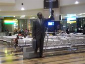 O. R. Tambo nous accueille maintenant à l'aéroport de Johannesburg. L'aéroport porte son nom.