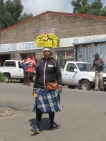 Vendeuse de bananes près de la station de minibus.