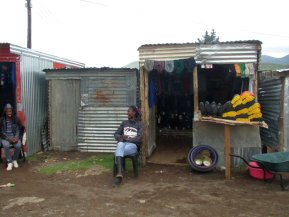 Le Centre de Semonkong est juste une succession de ces petites boutiques. Ici on vend des bottes en caoutchouc.