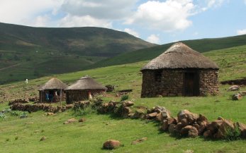 Habitat caractéristique des montagnes du Lesotho.