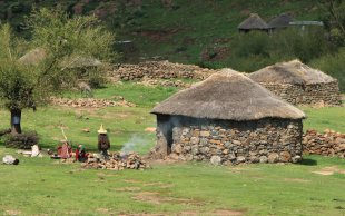 On voit ici un chapeu basotho traditionnel.