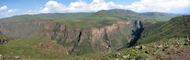 En aval de Semonkong. Le point d'observation de la grande cascade est situé en face, un peu sur la droite.