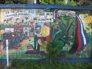 Peinture murale illustrant le Révolution de la fin du 20ème siècle. Il y a de nombreuses peintures murales à Chichigalpa. Peinture murale illustrant le Révolution de la fin du 20ème siècle. Il y a de nombreuses peintures murales à Chichigalpa.