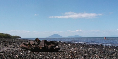 Baignade sur la plage de Potosí. On voit à l'arrière-plan plusieurs volcans du Honduras Baignade sur la plage de Potosí. On voit à l'arrière-plan plusieurs volcans du Honduras