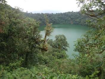 Le lac de cratère du volcan Cerro Chato