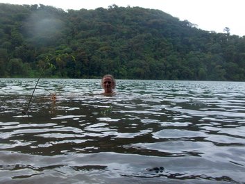 Baignade dans le lac de cratère (Volcan Cerro Chato)