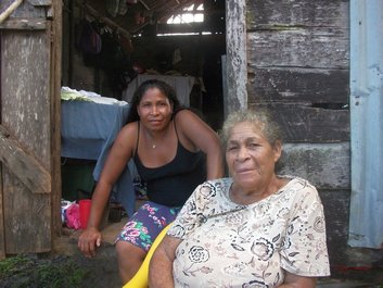 Yvonne et sa maman à Raitipura