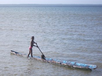 Enfants jouant avec une vieille pirogue au village d'Awas Enfants jouant avec une vieille pirogue au village d'Awas