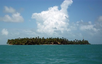 Je me suis joint à trois autres personnes pour aller jusqu'aux petites îles en bateau à moteur