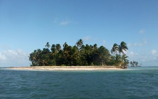 Vue de Clark Kay. L'île mesure environ 400 m dans sa plus grande longueur mais ici on voit sa largeur. Vue de Clark Kay. L'île mesure environ 400 m dans sa plus grande longueur mais ici on voit sa largeur.