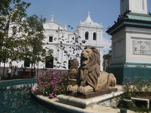 Parque Central de León, avec la fontaine et la Cathédrale Parque Central de León, avec la fontaine et la Cathédrale