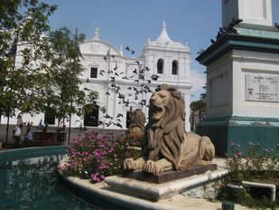 Parque Central de León, avec la fontaine et la Cathédrale