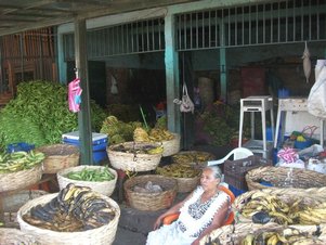 Remarquez la diversité des bananes proposées à la vente. Remarquez la diversité des bananes proposées à la vente.