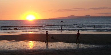 La plage de Torio au coucher du soleil