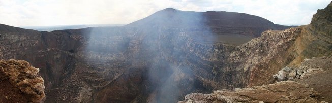 Le Volcan Masaya vu depuis le bord du cratère Le Volcan Masaya vu depuis le bord du cratère