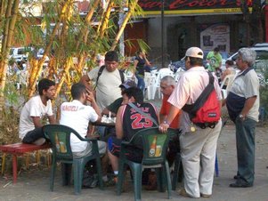 Joueurs d'échecs au Parque Central à Masaya