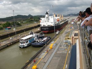 Passage d'un cargo, d'un petit bateau de plaisance et d'un remorqueur (depuis le Pacifique vers l'Atlantique)