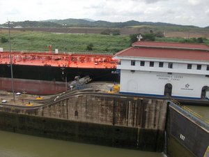 Passage d'un tanker (depuis le Pacifique vers l'Atlantique). Sur cette image on voit bien une des Mules électriques.