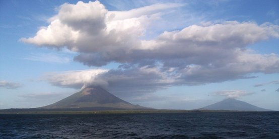 Les deux volcans vus depuis le ferry entre Rivas et Moyagalpa Les deux volcans vus depuis le ferry entre Rivas et Moyagalpa