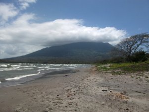 Le volcan Maderas vu depuis la Plage de Santo Domingo. Le volcan Maderas vu depuis la Plage de Santo Domingo.