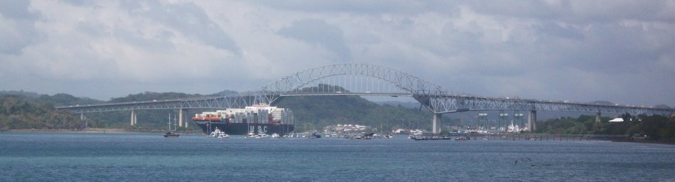 Le Pont des Amériques vu depuis le Pacifique. La Route Interaméricaine passe sur ce pont.