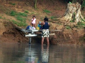 Lessive dans le Río de Santa Cruz. Il n'y a pas de lave-linge à la maison.