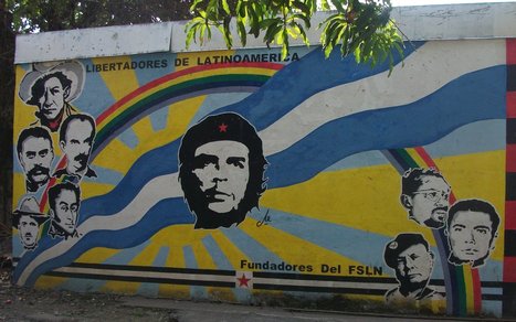 Les révolutionnaires de l'Amérique Latine. À gauche Augusto Sandino, José Martí, Emiliano Zapata, Simón Bolívar et Agustín Farabundo Martí. Au centre Ernesto "Che" Guevara. À droite les fondateurs du FSLN : Carlos Fonseca, Silvio Mayorga et Tomás Borge.